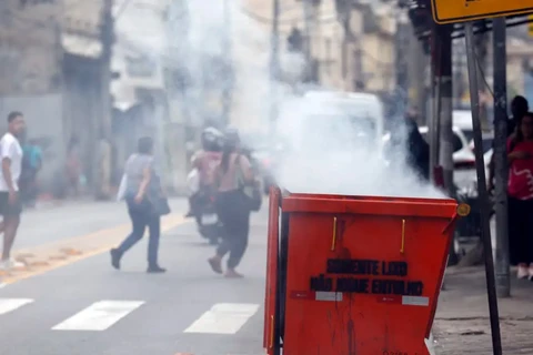 Moradores retiram cerca de 50 corpos em área de mata após operação no Rio