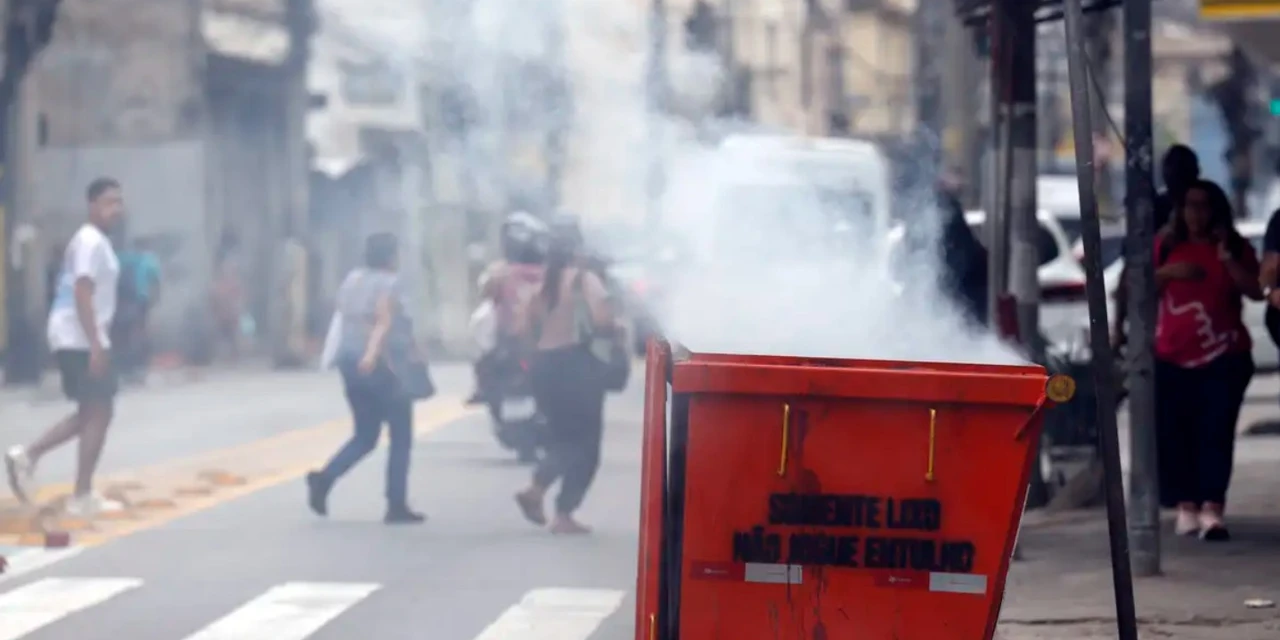 Moradores retiram cerca de 50 corpos em área de mata após operação no Rio