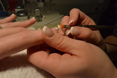 Anvisa proíbe duas substâncias utilizadas em unhas em gel
