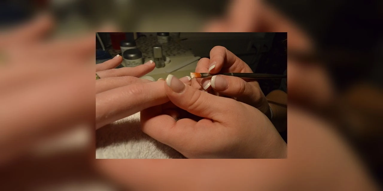 Anvisa proíbe duas substâncias utilizadas em unhas em gel
