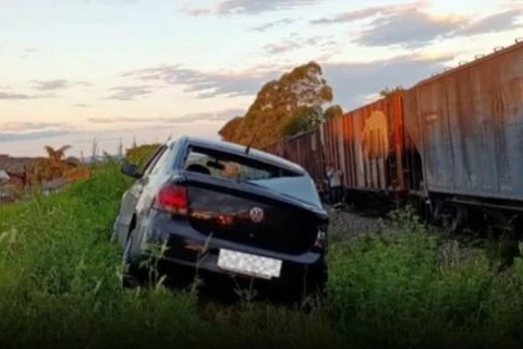 Trem atinge carro na Vila Margarida em PG