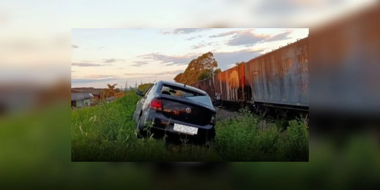 Trem atinge carro na Vila Margarida em PG