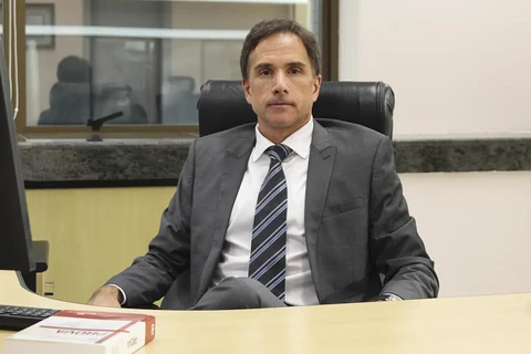 TRF-4 afasta no caso do furto de champanhe francesa juiz que detonou Moro, Deltan e a Lava Jato