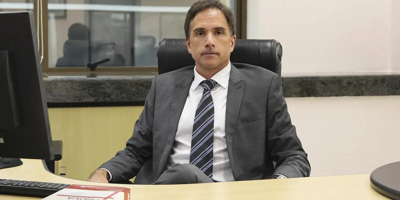 TRF-4 afasta no caso do furto de champanhe francesa juiz que detonou Moro, Deltan e a Lava Jato