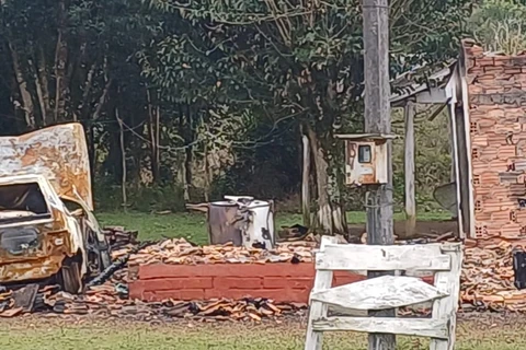 VIDEO: homem é preso por agredir pai, irmã, incendiar casa e carro na região