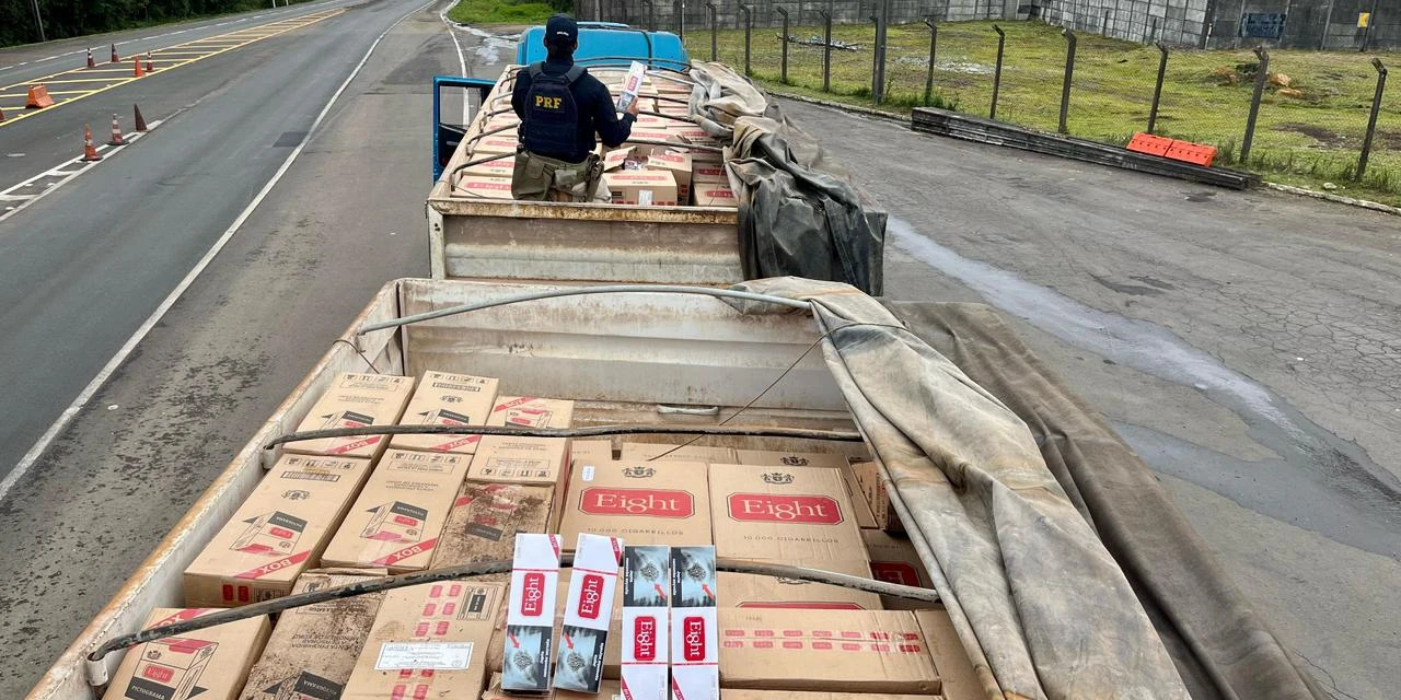 PRF apreende 600 mil maços de cigarros contrabandeados na BR-277, em Guarapuava