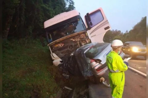 Batida entre carro e caminhão faz uma vítima fatal na BR-277 em Palmeira 