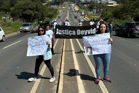 Família de jovem morto em ação da PM protesta em Campo Magro e diz que confronto foi forjado: ‘Execução’; vídeo