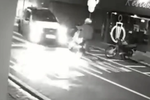 Polícia Militar prende motociclista embriagado após colisão com viatura em Ponta Grossa; assista!