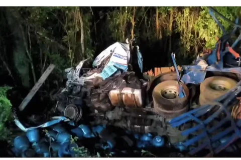 Automóvel e quatro carretas se envolvem em acidente e deixa uma vítima fatal na BR-476, no Paraná 