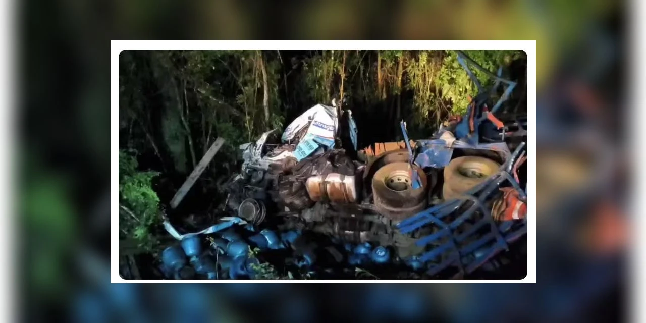 Automóvel e quatro carretas se envolvem em acidente e deixa uma vítima fatal na BR-476, no Paraná 