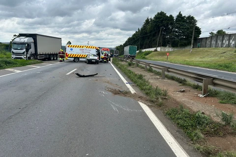 Mulher é ejetada do carro em capotamento na BR-376 em Ponta Grossa 