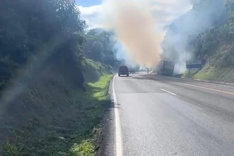 VIDEO: caminhão pega fogo e causa interdição parcial na BR-277, em Guarapuava 