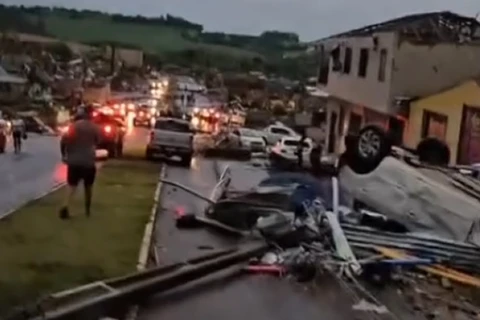 Vídeo mostra destruição após cidade ser atingida por tornado no interior do Paraná