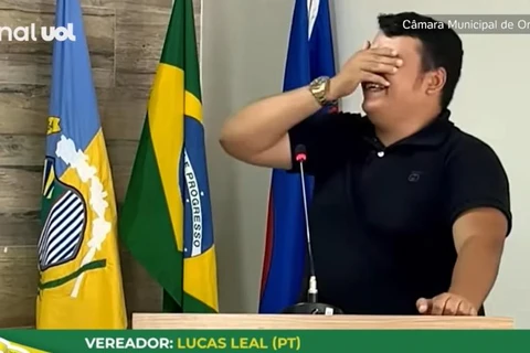 VIDEO: vereador solta pum durante sessão e colegas caem no riso; 'Aconteceu um problema'