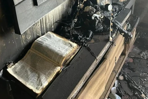 Bíblia é encontrada intacta ao lado de TV derretida dentro de residência destruída por incêndio