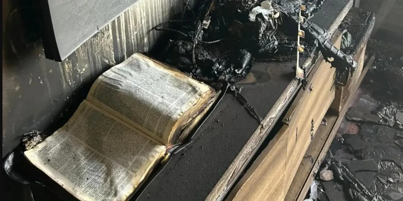 Bíblia é encontrada intacta ao lado de TV derretida dentro de residência destruída por incêndio