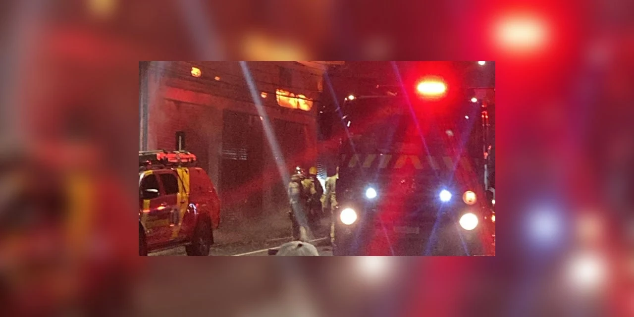 Vídeo mostra Clube Estância sendo consumido pelo fogo na noite de domingo