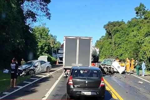 Vítima de colisão frontal na BR-277 em Palmeira é socorrida por helicóptero do SAMU 