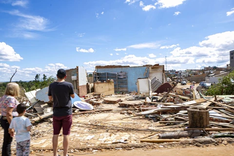Ratinho Jr. coloca presos para ajudar a reconstruir cidade devastada por tornado