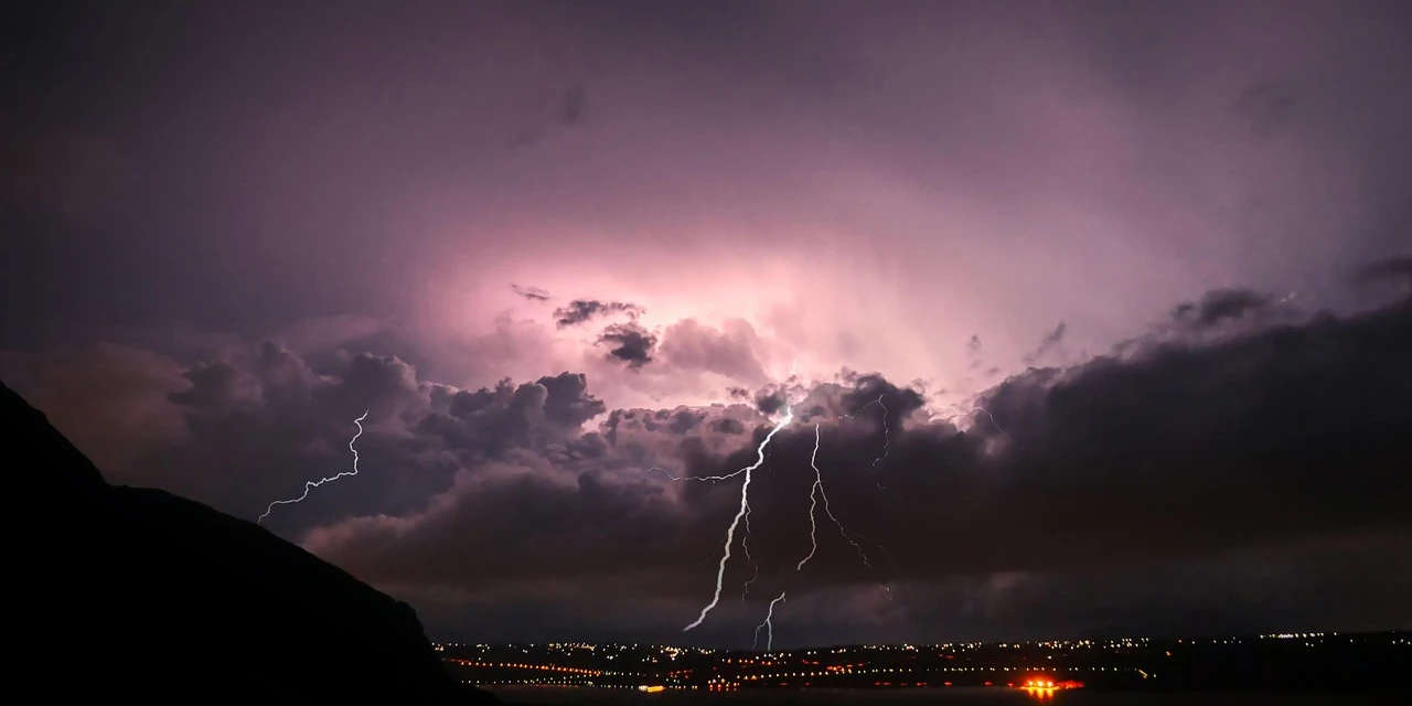 Alerta vermelho de tempestade e frente fria no Paraná no fim de semana