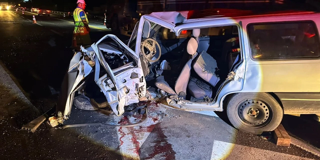 Três pessoas ficam gravemente feridos após acidente entre dois veículos em Palmeira 