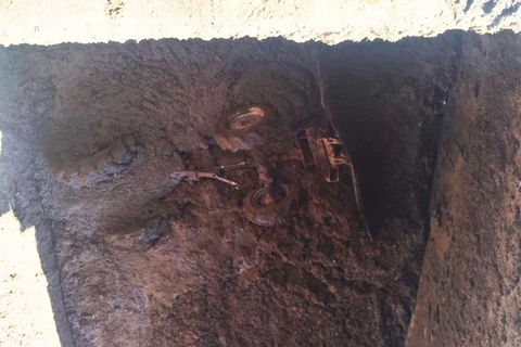 Bombeiros buscam operador de trator que caiu em fossa em Carambeí