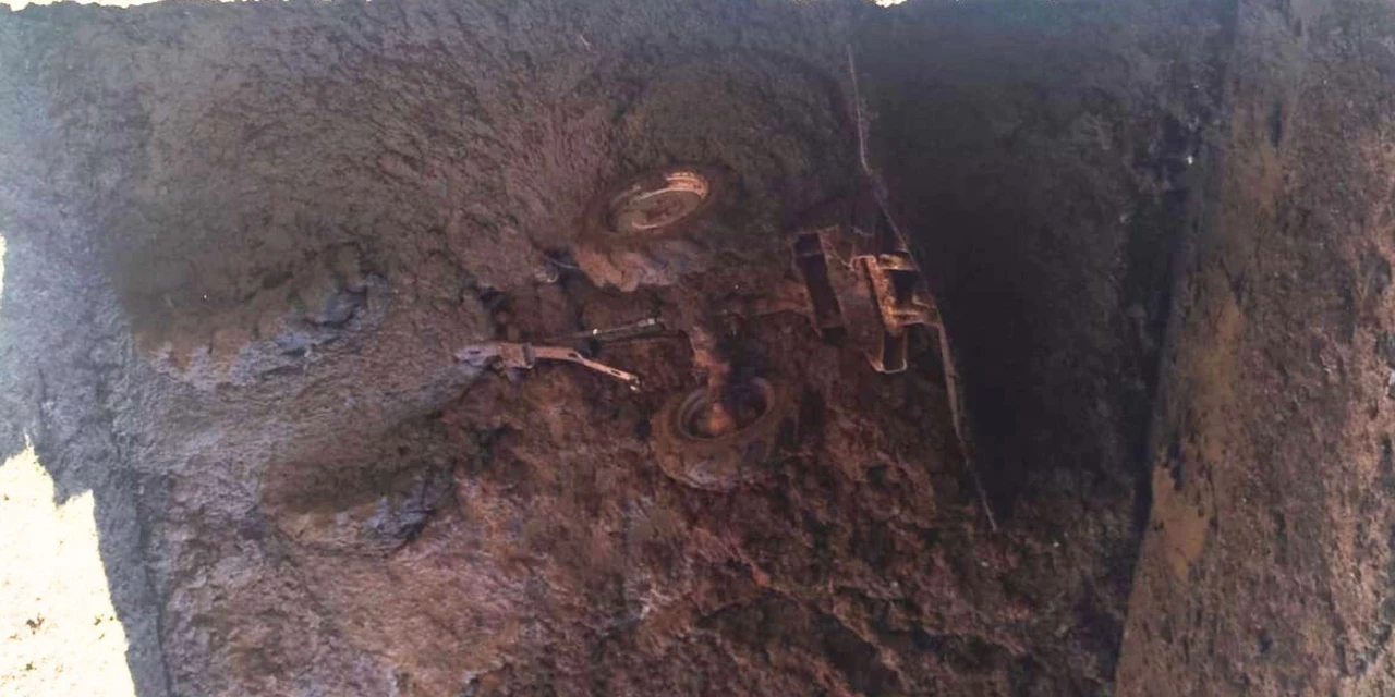 Bombeiros buscam operador de trator que caiu em fossa em Carambeí