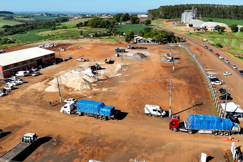 Emoção marca a chegada das primeiras casas pré-moldadas a Rio Bonito do Iguaçu