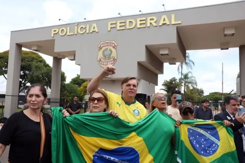 Manifestantes favoráveis a Bolsonaro fazem atos na PF