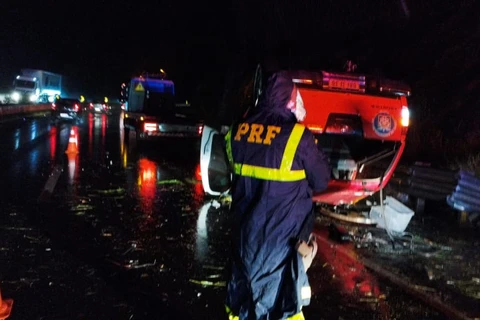 Veículo do Corpo de Bombeiros capota na BR-376, em Tibagi 