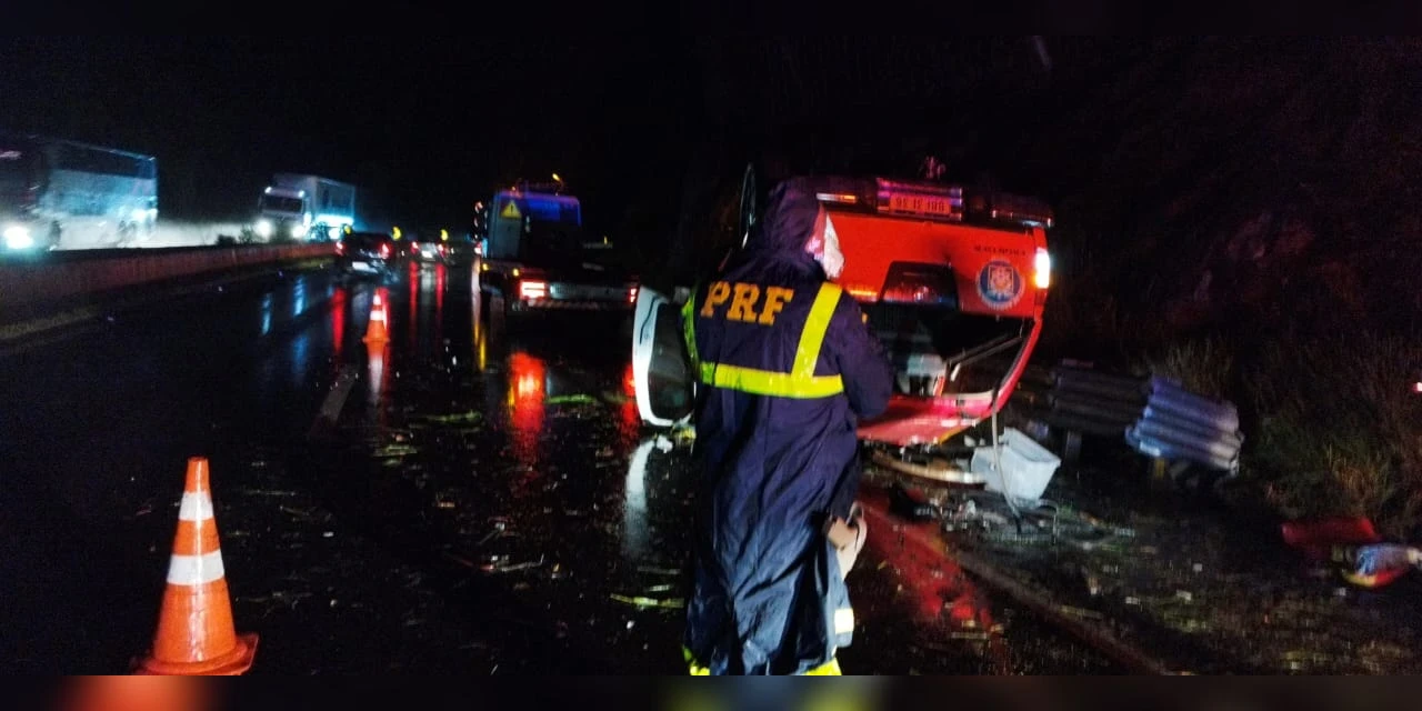 Veículo do Corpo de Bombeiros capota na BR-376, em Tibagi 