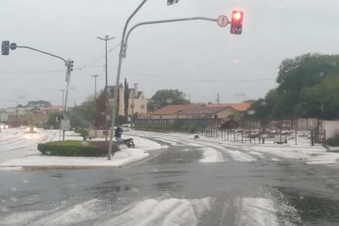 Chuva de granizo atinge casas e deixa estragos em Ponta Grossa 