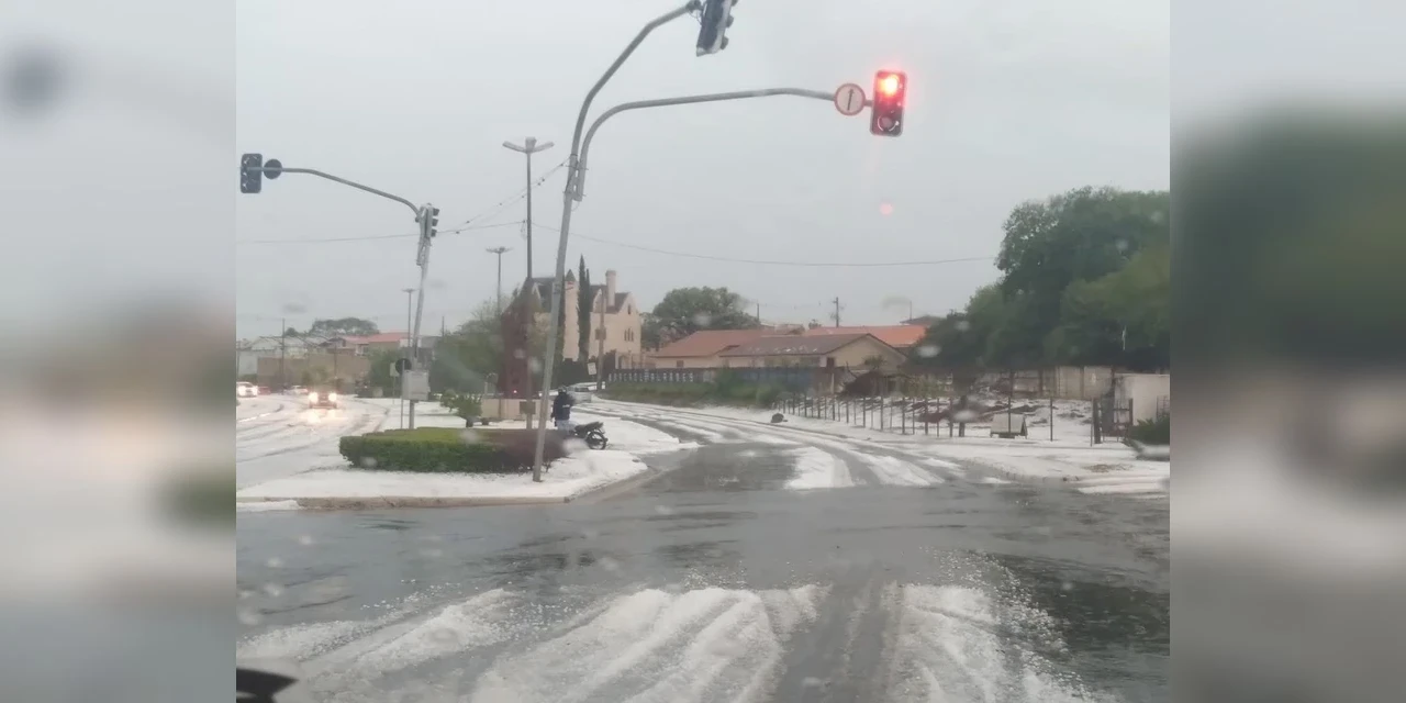 Chuva de granizo atinge casas e deixa estragos em Ponta Grossa 