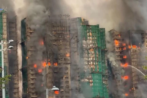 Sobe para 36 mortes em prédio de Hong Kong que pegou fogo; mais de 200 pessoas estão desaparecidas