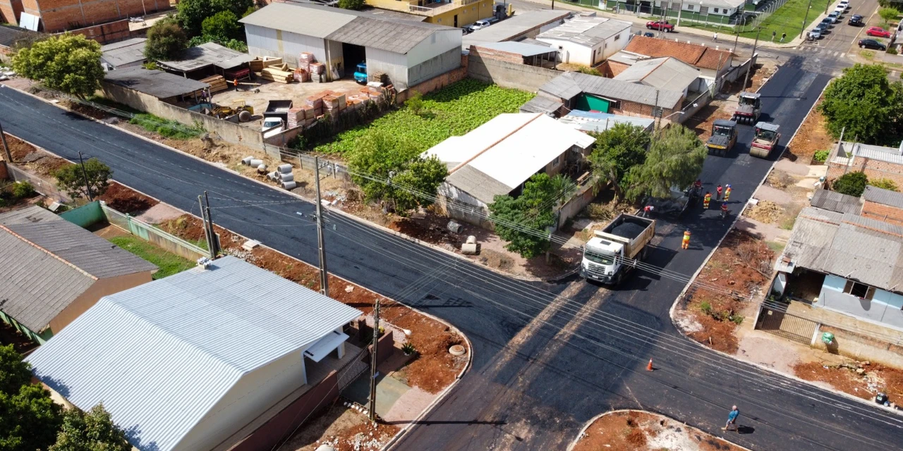 Prefeitura está asfaltando ruas da Vila Borato, que homenageia aves paranaenses 
