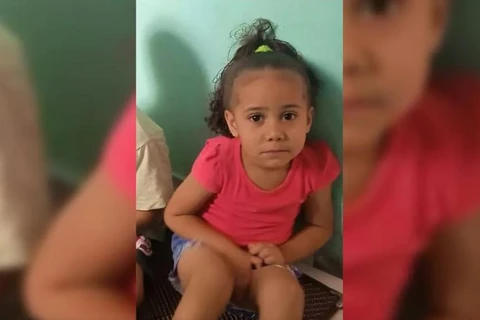Pai mata e concreta corpo da filha de 3 anos em casa