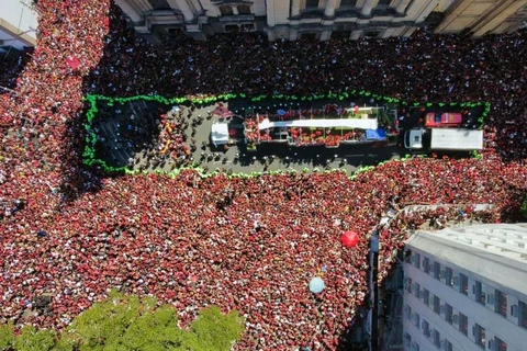 Milhares de pessoas comemoram título do Flamengo no RJ