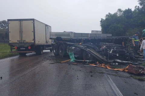 Caminhoneiro fica gravemente ferido após colisão na BR-277, em São Luiz do Purunã 