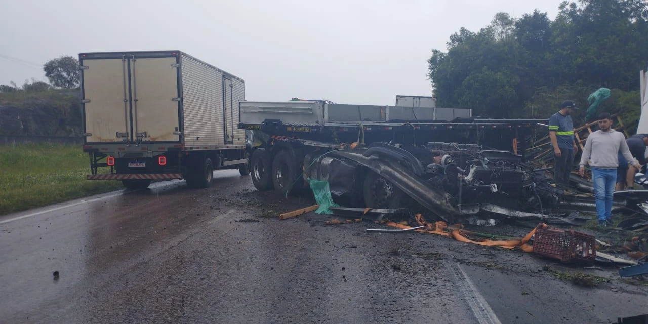 Caminhoneiro fica gravemente ferido após colisão na BR-277, em São Luiz do Purunã 