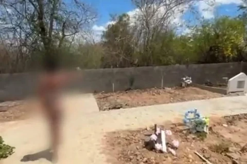 Mulher é enterrada viva em cemitério e acorda ao lado de crânios e velas pretas 