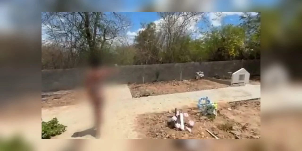 Mulher é enterrada viva em cemitério e acorda ao lado de crânios e velas pretas 