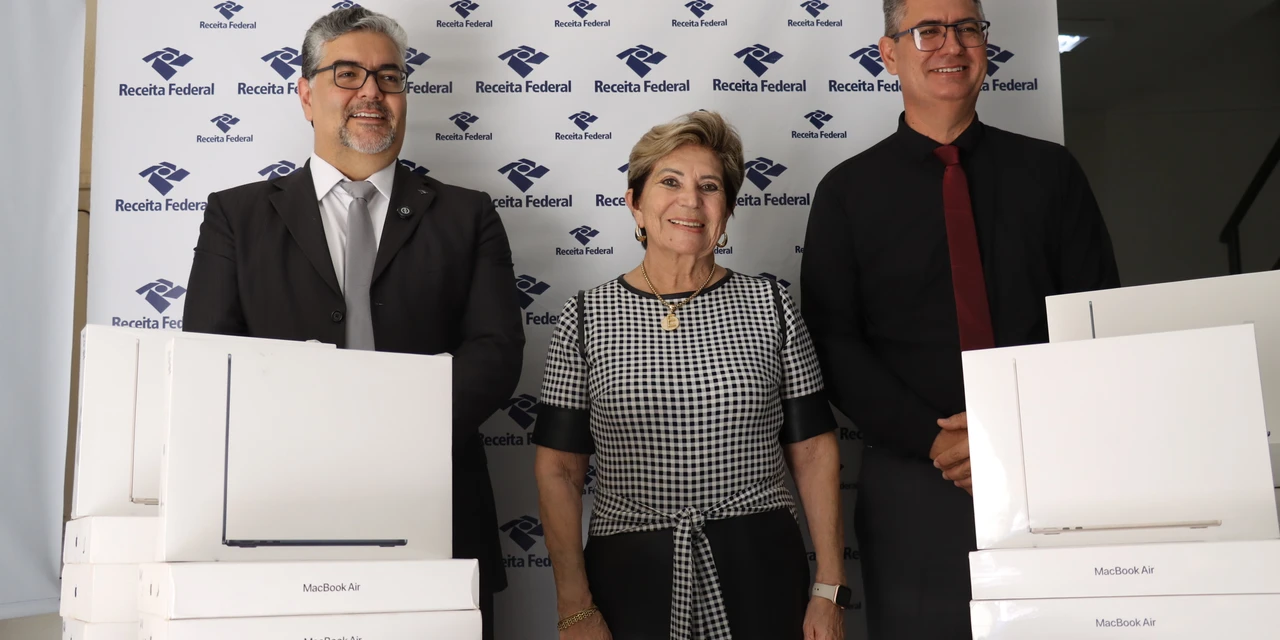 Câmara recebe notebooks da Receita Federal para premiação do projeto “Câmara Jovem”