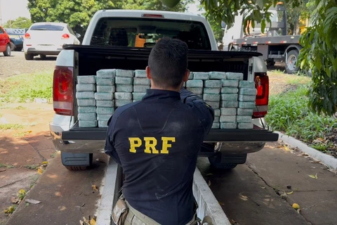 PRF apreende 82 kg de pasta base de cocaína em fundo falso de caminhonete no Paraná