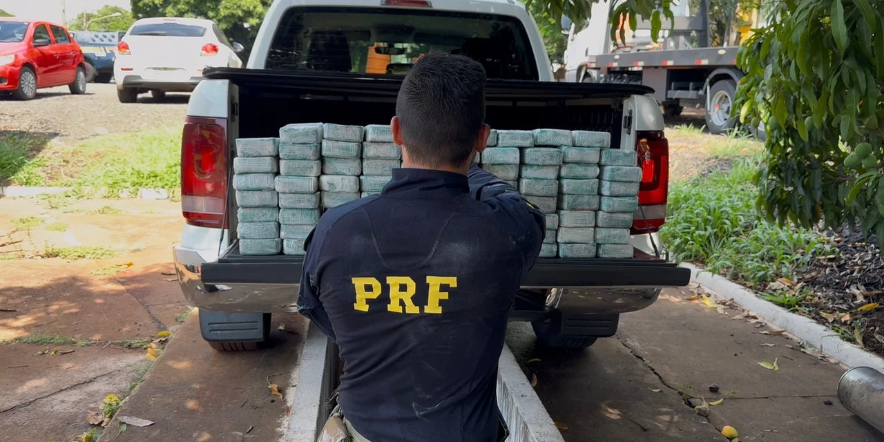 PRF apreende 82 kg de pasta base de cocaína em fundo falso de caminhonete no Paraná
