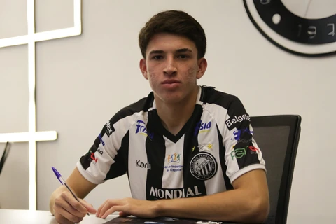 Lateral Miguel assina o primeiro contrato profissional com o Fantasma
