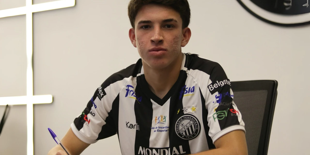Lateral Miguel assina o primeiro contrato profissional com o Fantasma