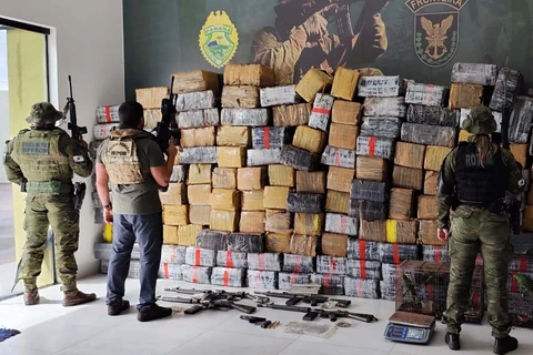 PMPR e PF apreendem 3,5 toneladas de maconha e fuzis no Paraná