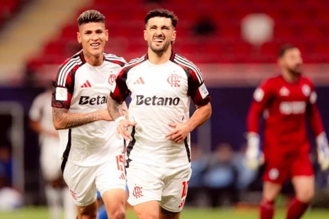 Com dois de Arrascaeta, Mengão vence o Cruz Azul e é campeão do Derby das Américas