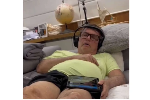 Carlos Bolsonaro pede prisão humanitária com vídeo do pai aos soluços: ‘Tragédia anunciada’